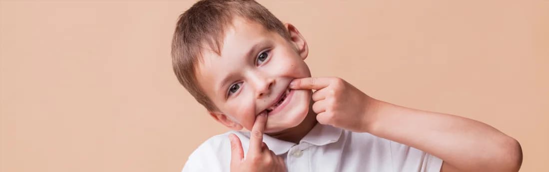 Cirurgião dentista segurando uma protese