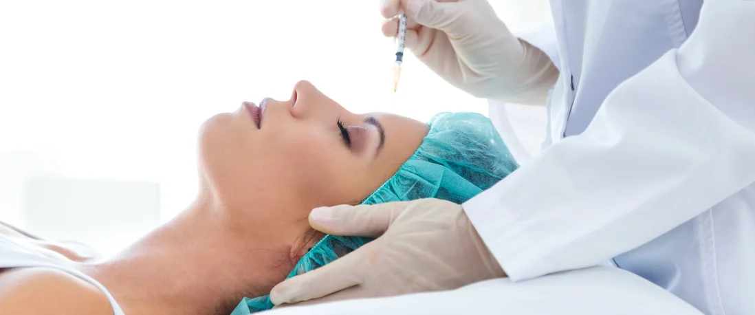 Cirurgião dentista segurando uma protese